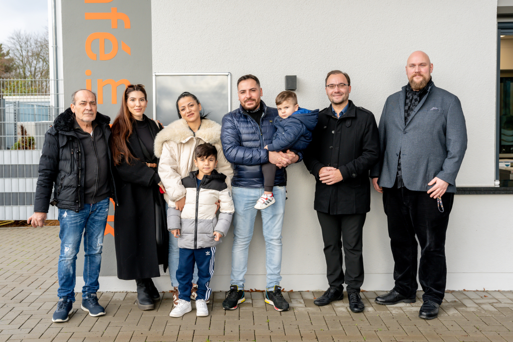 20231213_Cosimo Tassone mit Familie, BGM Dr. Alexander Krey und Olaf Burmeister-Salg_Foto@Katrin Schander