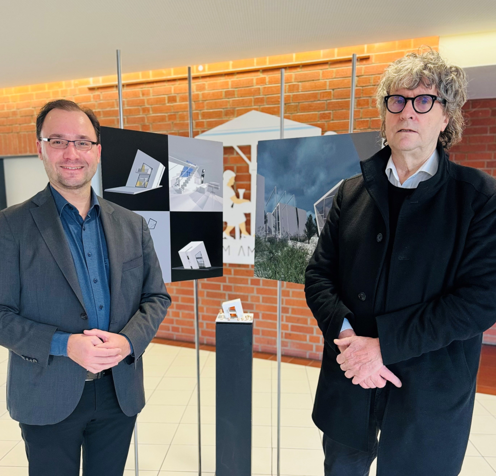 Dr. Alexander Krey und Architekt Gerald Marx bei der Ausstellung im Mühlheimer Rathaus Foyer