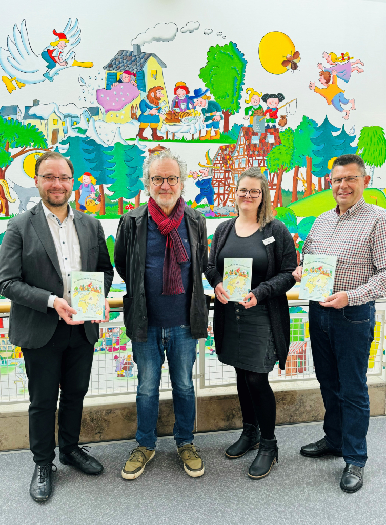Klaus Puth übergibt von ihm illustriertes Buch „Die Abenteuer des Simplicissimus“ an Mühlheimer Stadtbücherei