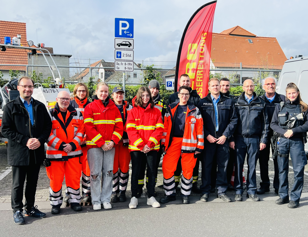 Bürgermeister Dr. Krey mit den Teams des Polizeipräsidiums Südosthessen sowie der Mühlheimer DLRG und Feuerwehr