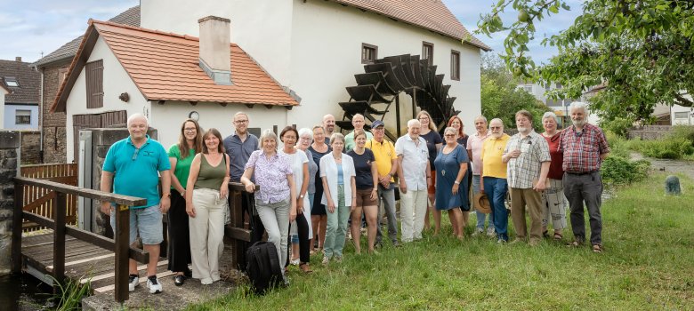 Mitglieder des Netzwerks vor der Brückenmühle