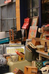 Tisch mit Flohmarktgegenständen