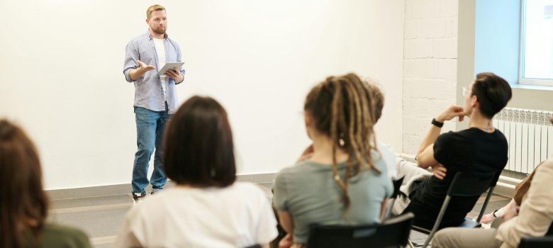 Dozent vor einem Kurs