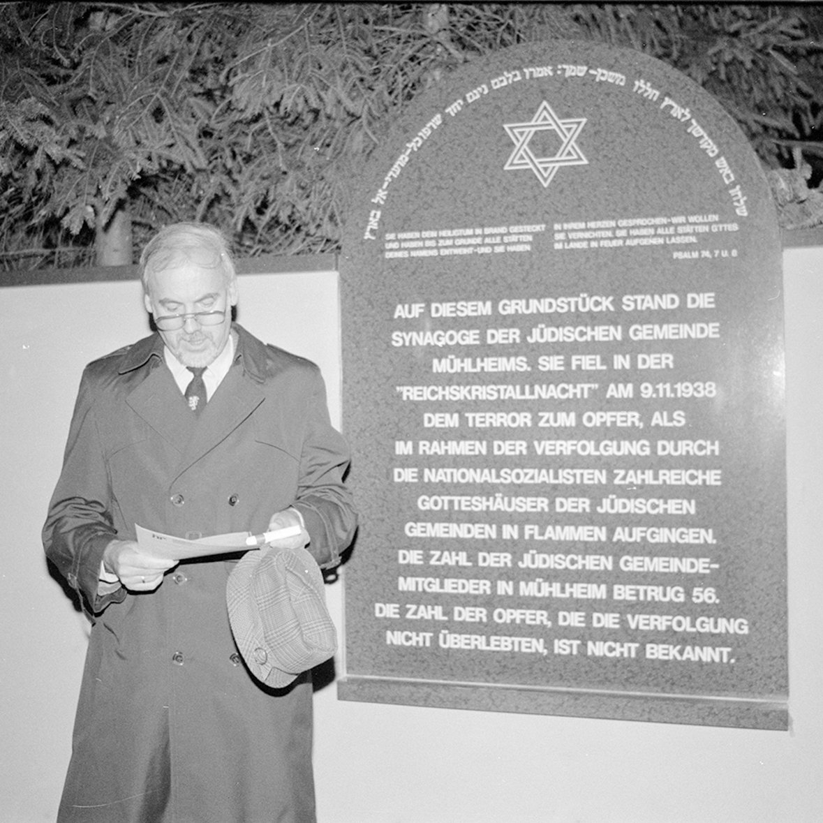 Aufstellung Gedenkstein an ehem. Synagoge am 9. November 1988