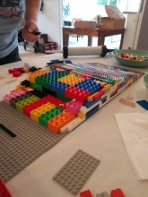 Eine fast fertige Rampe aus Legosteinen