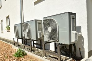 Luftwärmepumpe, Klimaanlage für Heizung und Warmwasser an einem neu gebauten Wohnhaus