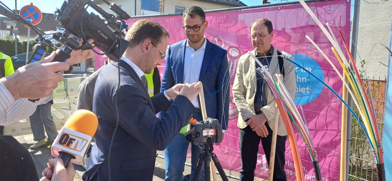 Bürgermeister Dr. Krey spleißt Kabel beim Glasfaserspatenstich