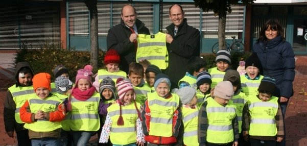 Übergabe Warnwesten