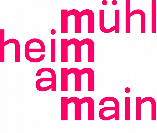 Auf dem Bild ist ein Logo zu sehen. In roter Schrift steht dort "mühlheim am main". Die Wörter sind modern und kreativ angeordnet. "mühl" steht oben rechts, "heim" links darunter. "am" steht mittig und "main" unten rechts.