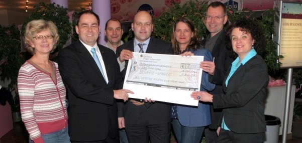 Symbolische Scheckübergabe