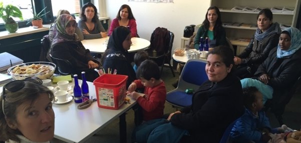 Migrantinnen besuchen das Rathaus