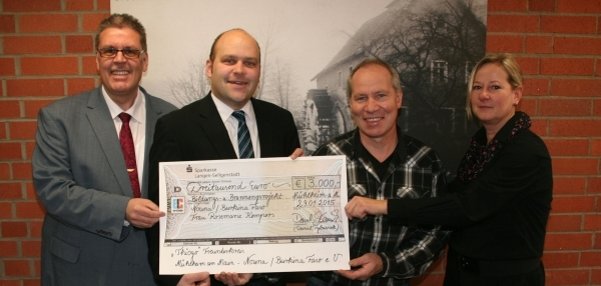 Scheck für Projekte in Nouna