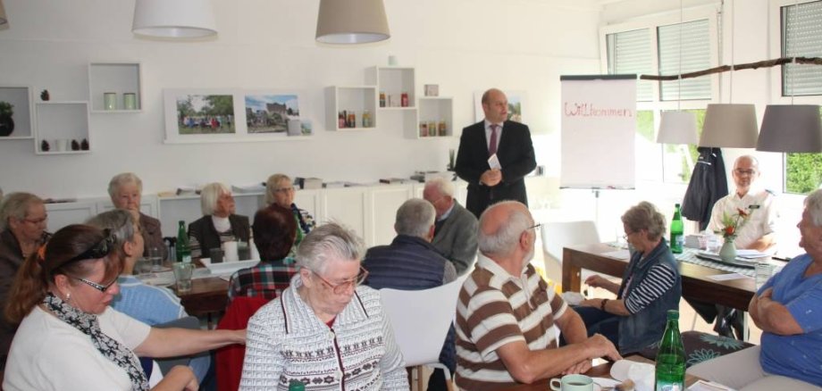 Seniorensicherheitsberater im Kontakt-Werk