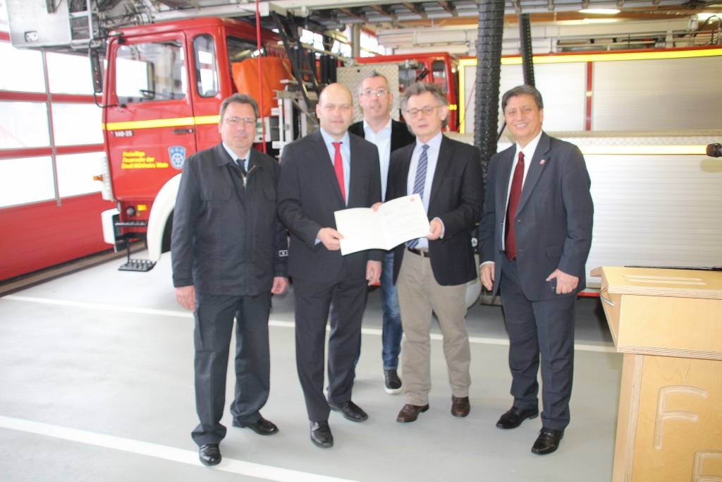 Staatssekretär Bußer überreicht Zuwendungsbescheid für neue Drehleiter
