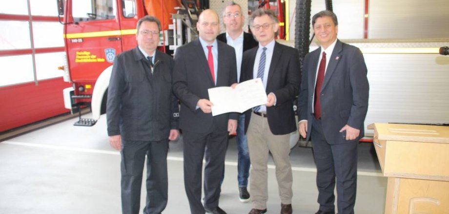 Staatssekretär Bußer überreicht Zuwendungsbescheid für neue Drehleiter