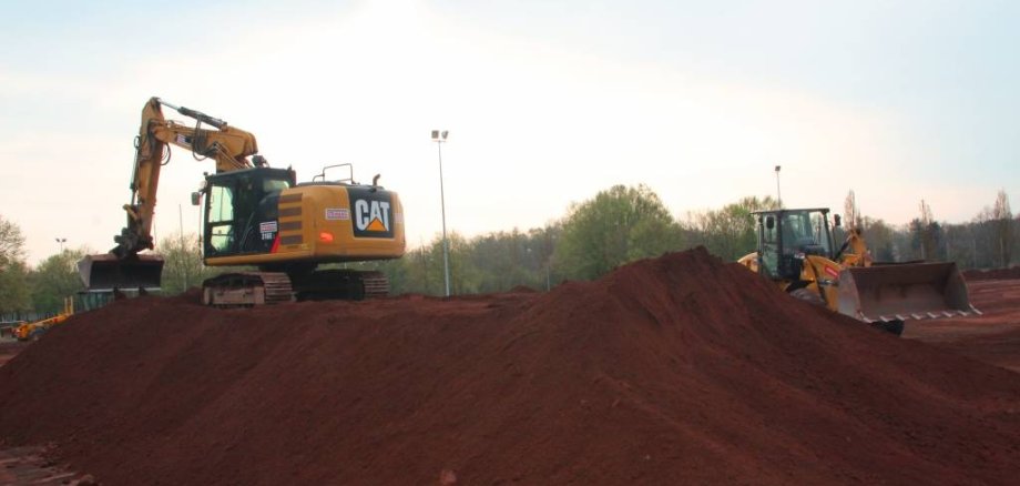 Bauarbeiten für den neuen Kunstrasenplatz in Dietesheim