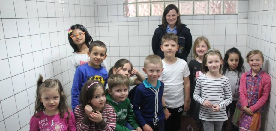Kinder der KiTa Rathäuschen zu Gast bei der Mühlheimer Polizei