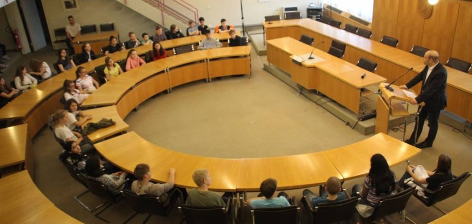 Rathausbesuch der sechsten Klassen des Friedrich Ebert Gymnasiums