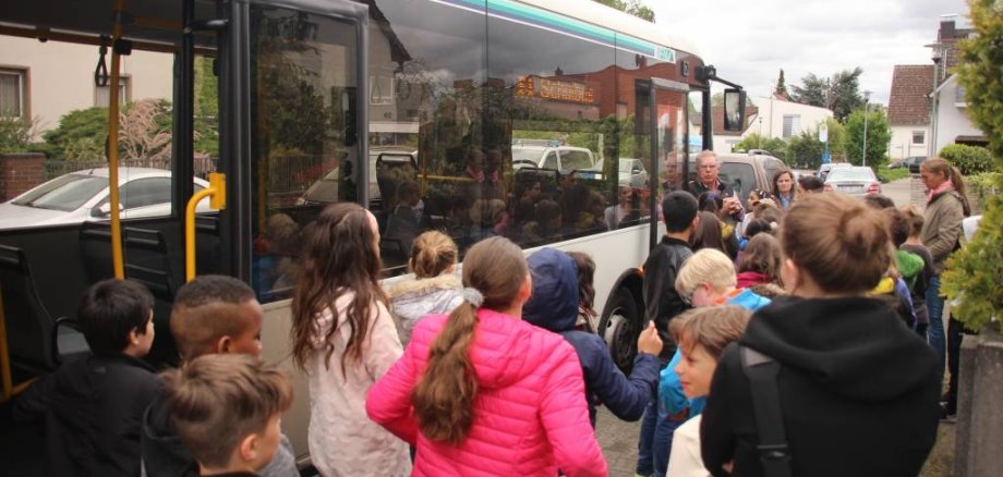 Sicherheit auf dem Schulweg – Der Schulungsbus zu Gast in der Rote-Warte-Schule