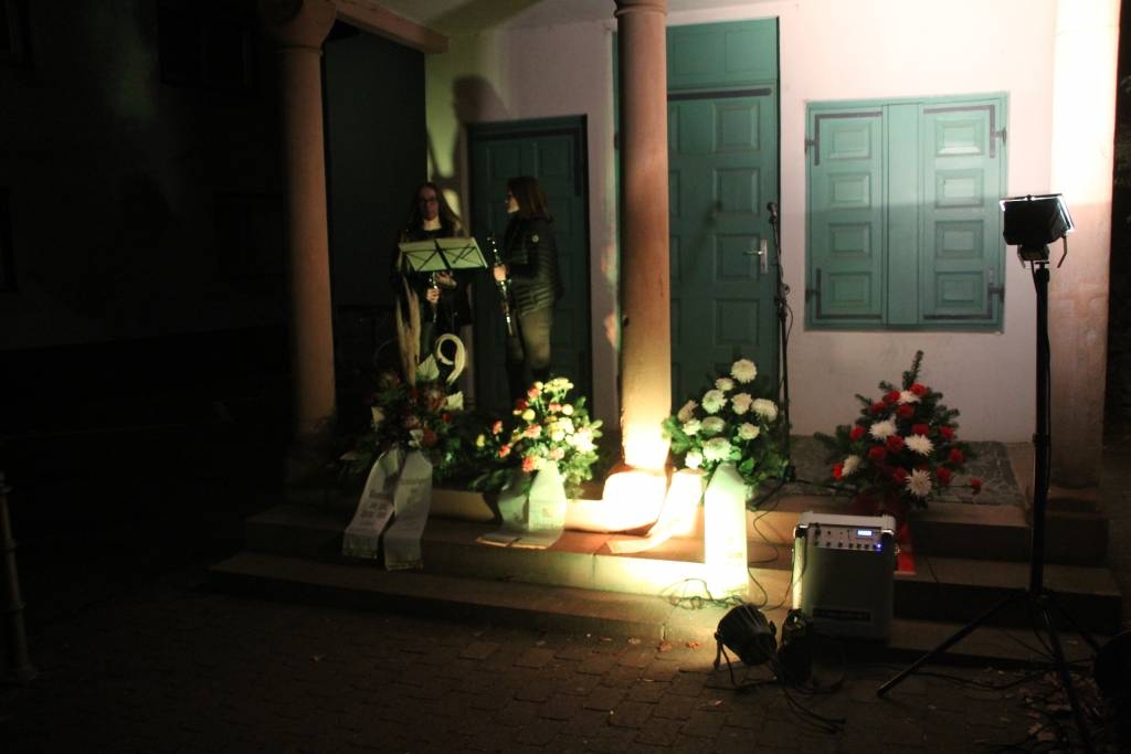 Kranzniederlegung am alten Wachthäuschen