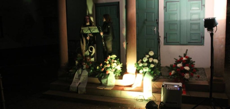 Kranzniederlegung am alten Wachthäuschen