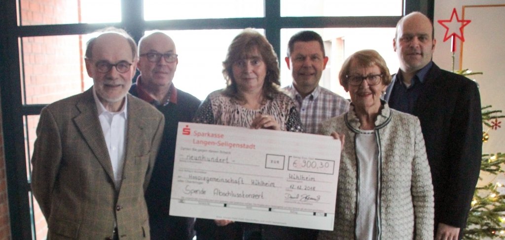 Scheckübergabe Spenden vom Abschlusskonzert des Weihnachtsmarktes