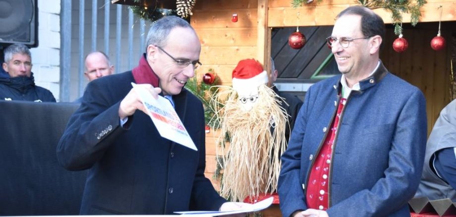 Innenminister Peter Beuth übergibt Förderbescheid an TSV Lämmerspiel