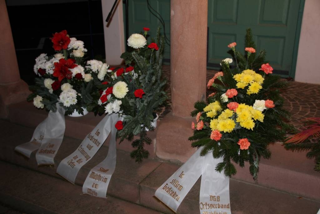 Kranzniederlegung am alten Wachthäuschen