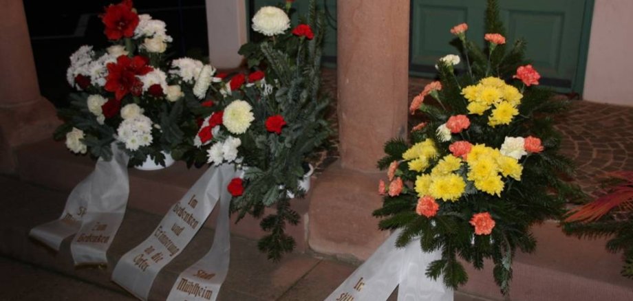 Kranzniederlegung am alten Wachthäuschen