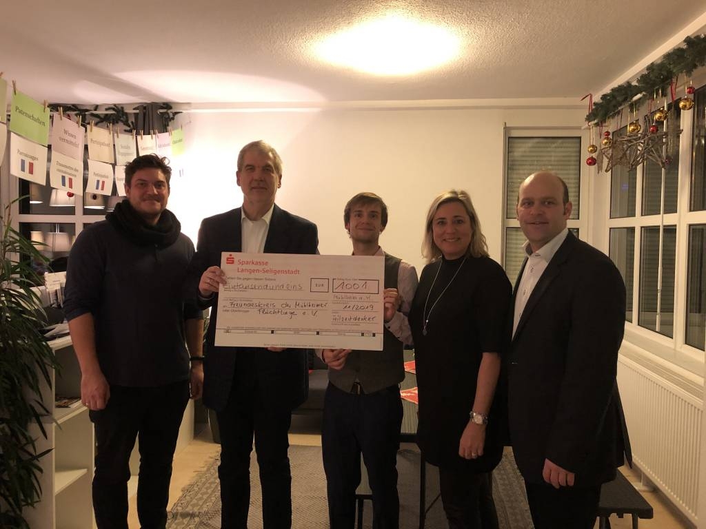 Spendenscheck Teilzeitdenker an Freundeskreis der Mühlheimer Flüchtlinge