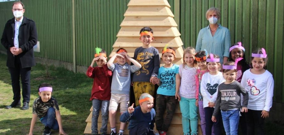 Spieltipis aus Holz in der Kita Schillerstraße