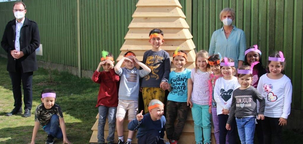 Spieltipis aus Holz in der Kita Schillerstraße