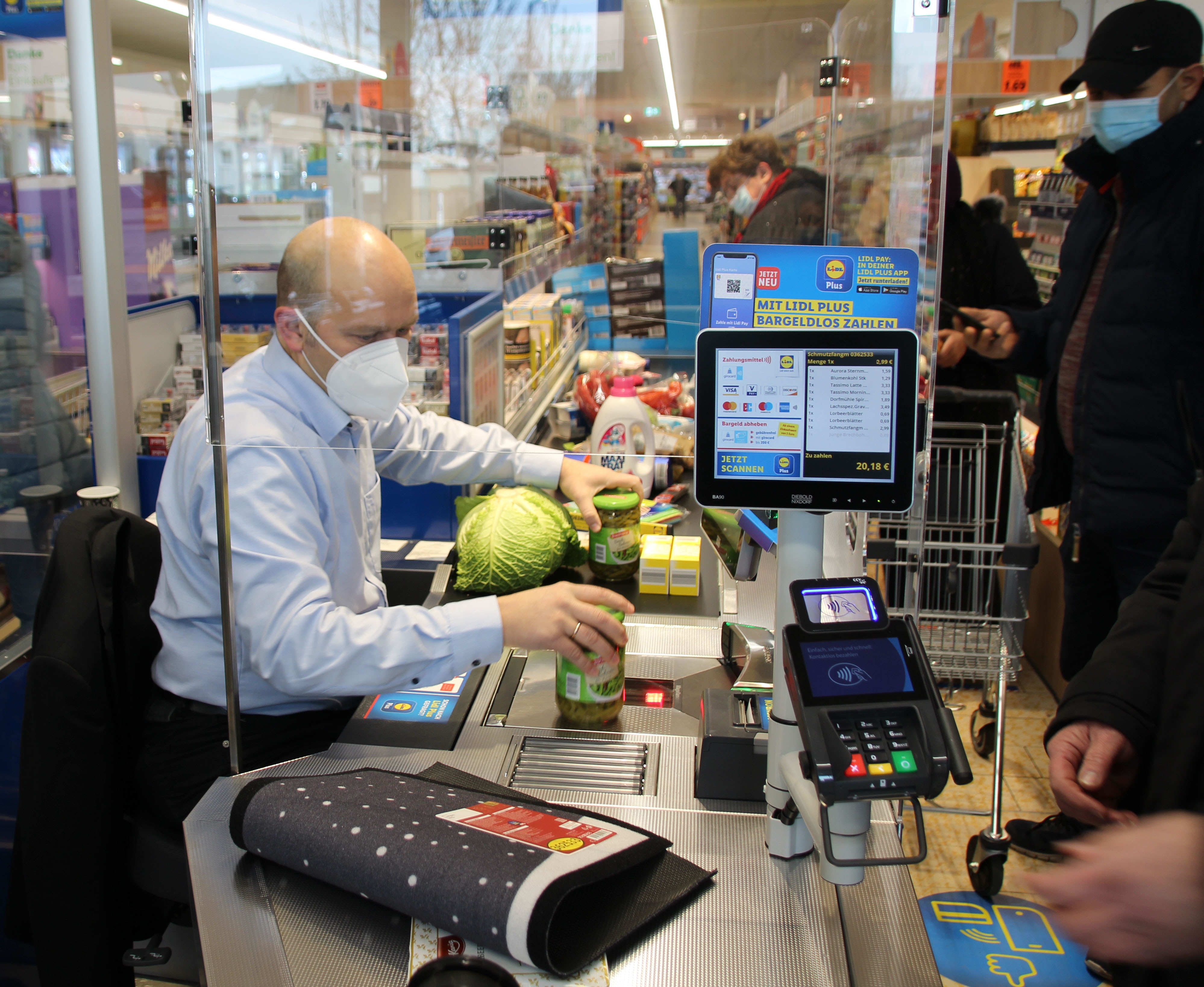 Bürgermeister Daniel Tybussek bei Spendenaktion als Kassierer bei Lidl-Wiedereröffnung
