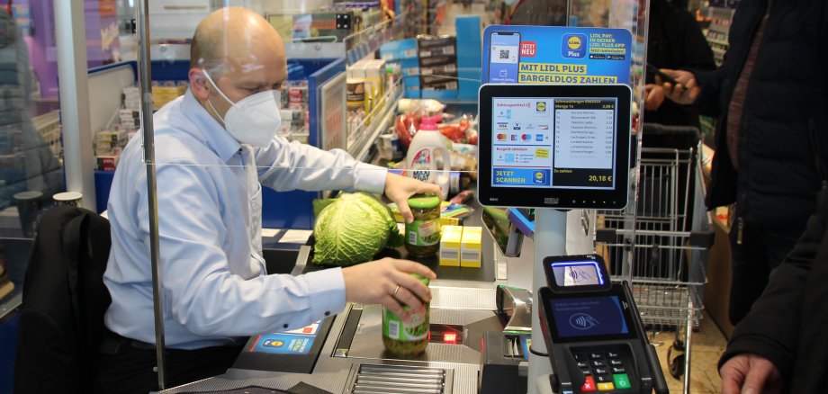 Bürgermeister Daniel Tybussek bei Spendenaktion als Kassierer bei Lidl-Wiedereröffnung