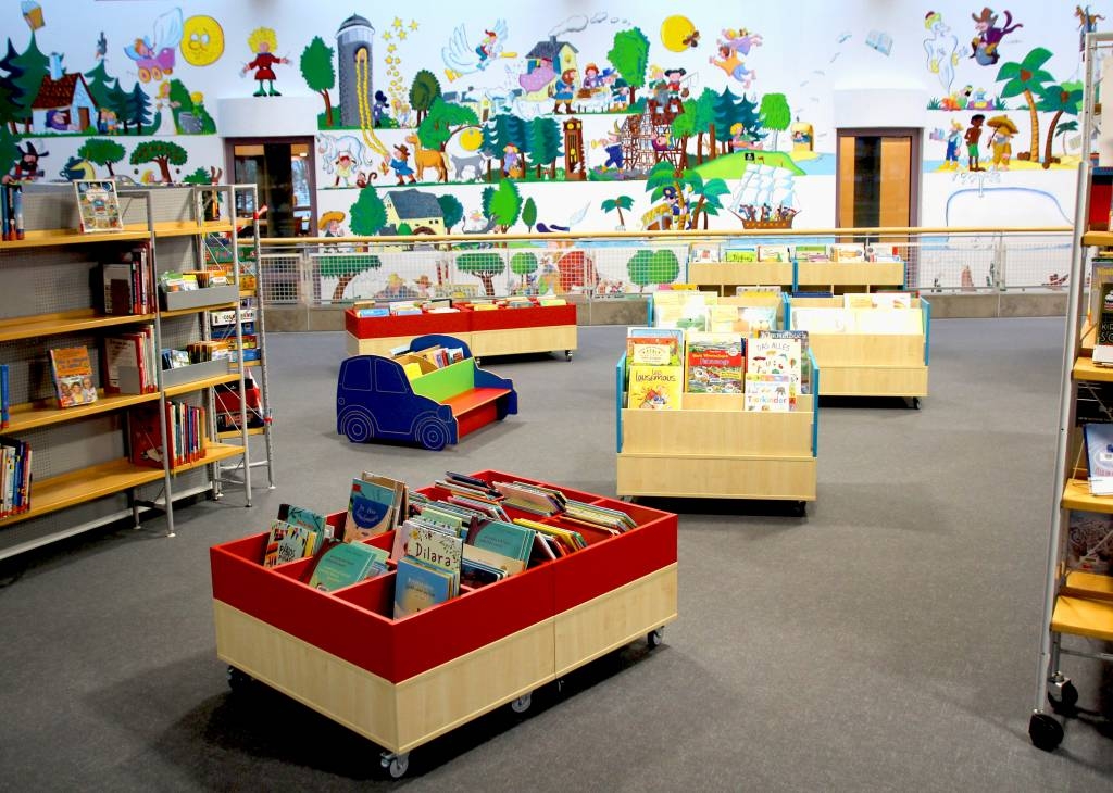 Neue Bilderbuchtröge und Medien in der Stadtbücherei zu entdecken