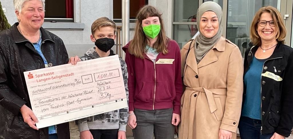 Schülerspende des Friedrich-Ebert-Gymnasiums an den Freundeskreis der Mühlheimer Flüchtlinge e.V.