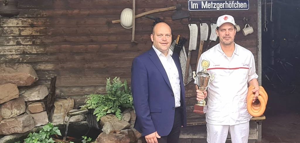 Bürgermeister Tybussek gratuliert dem Vizeweltmeister des Fleischerhandwerks