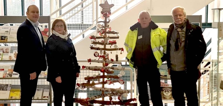 Nachhaltiger Weihnachtsbaum schmückt nun das Foyer des Rathauses