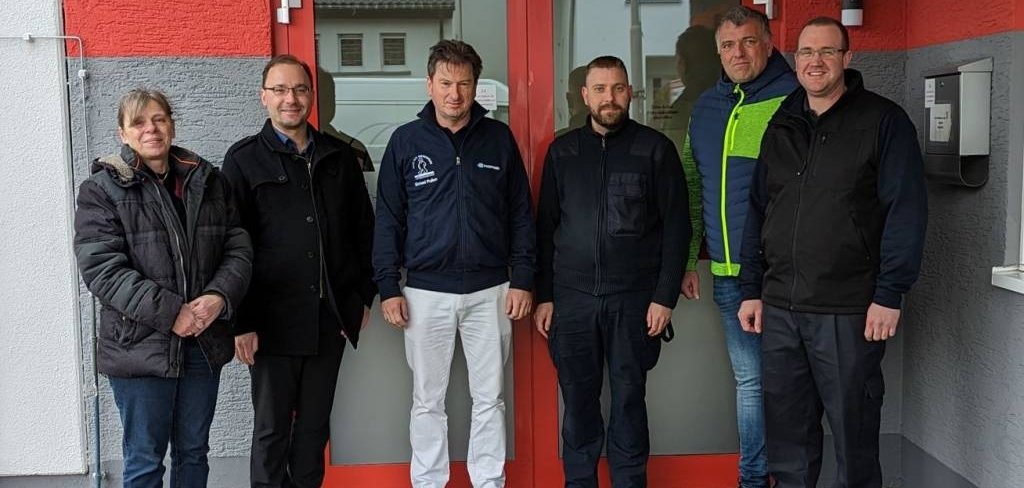 Haus der Orthopädie spendet Rollstuhlrampe an Freiwillige Feuerwehr Lämmerspiel