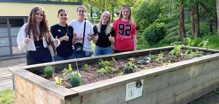 Hochbeetbepflanzung mit dem Mädchentreff