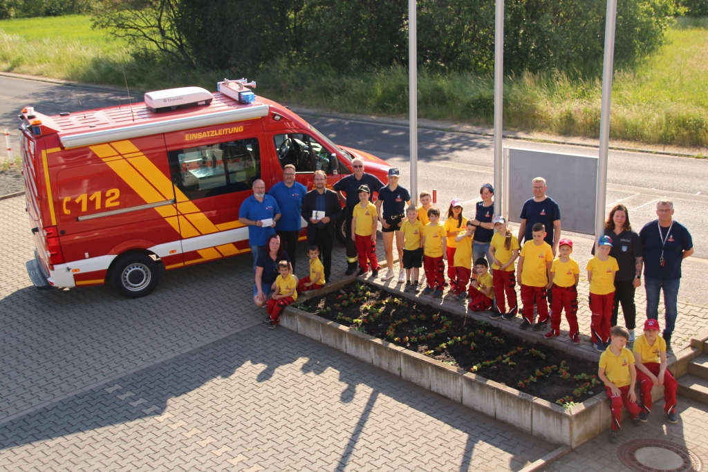 Beetbepflanzung der Kinderfeuerwehr - Projekt "Tigergarten"