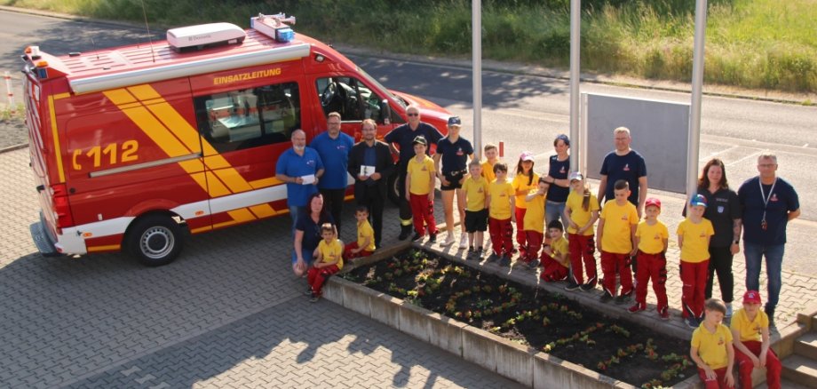 Beetbepflanzung der Kinderfeuerwehr - Projekt "Tigergarten"