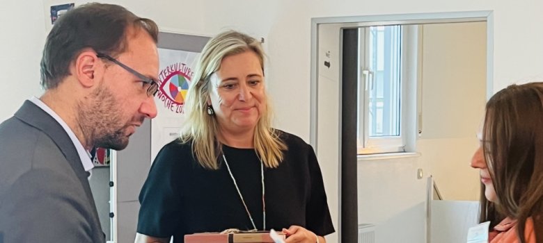 Bürgermeister Dr. Krey und Eva Scholz bei der Übergabe der Zertifikate an die Elternlotsinnen