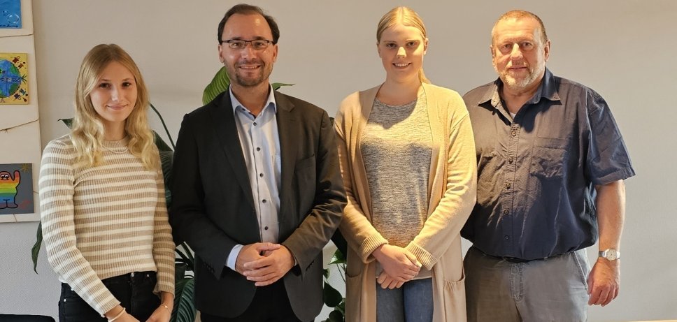 Bürgermeister Dr. Alexander Krey und Ausbildungsleiter Andreas Degen begrüßen die zwei neuen Auszubildenden bei der Stadt Mühlheim.