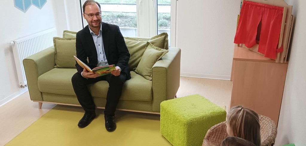 Bürgermeister Dr. Krey als Vorleser in der Kita Schillerstraße