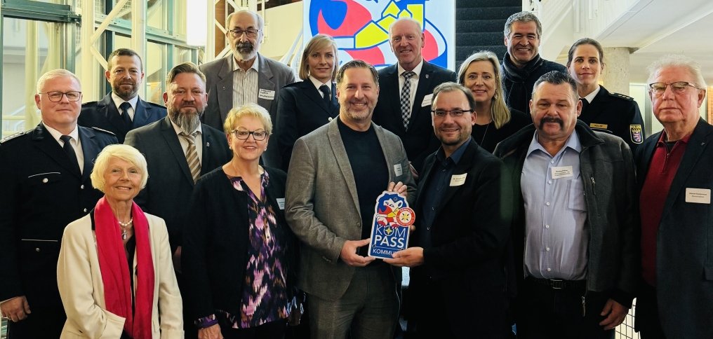 Gruppenfoto Verleihung des KOMPASS-Sicherheitssiegels