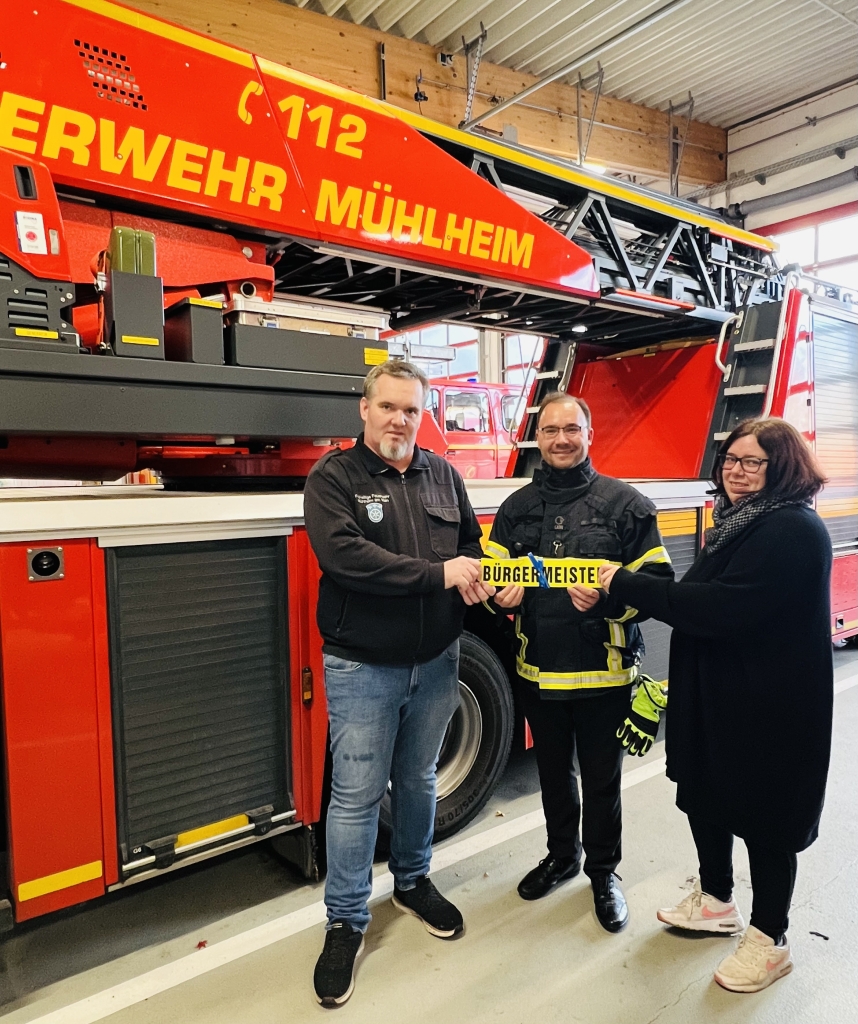 Übergabe Rückenschild für Brandschutzjacke