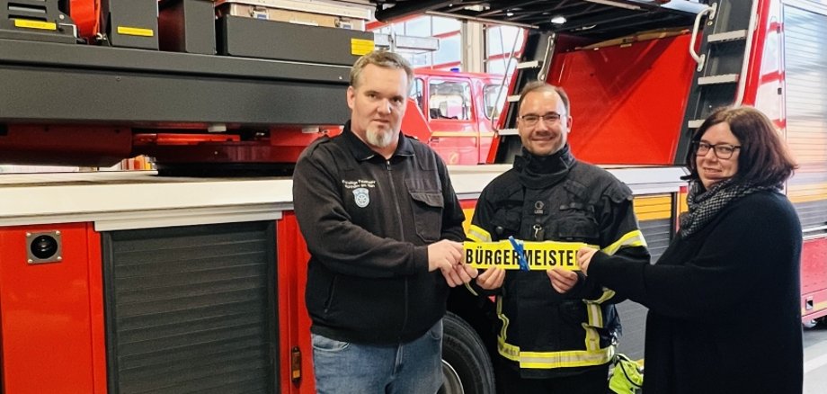 Übergabe Rückenschild für Brandschutzjacke