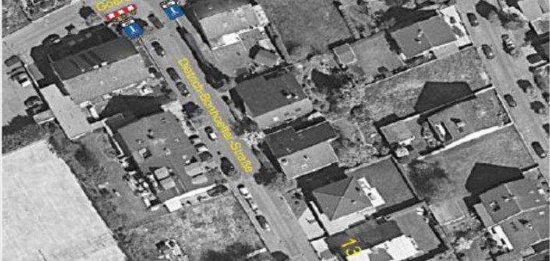 Das Bild zeigt eine schwarz-weiße Luftaufnahme eines Wohngebiets. Straßen und Hausnummern sind in gelber Schrift markiert. Verkehrsschilder und Baustellenhinweise sind in Blau und Rot zu sehen. In der Bildmitte befindet sich die Dietrich-Bonhoeffer-Straße, die teilweise gesperrt ist. Die Bauarbeiten finden vom 2. bis 5. April 2024 statt. Ein Kasten am unteren Rand enthält weitere Informationen zur Maßnahme.