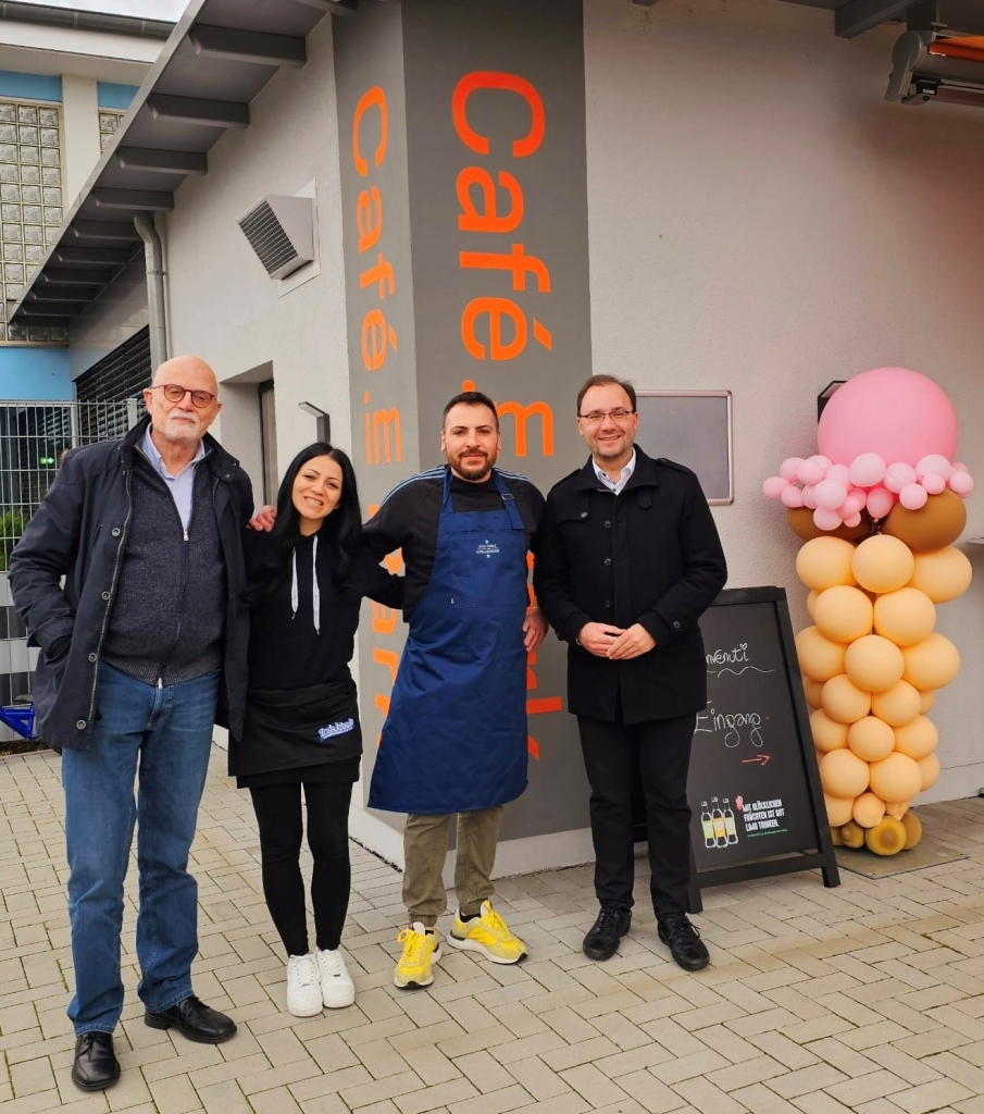 Geschäftsführer der Stadtwerke Mühlheim und Dr. Alexander Krey Bürgermeister Stadt Mühlheim am Main besuchen Familie Tassone anlässlich der Eröffnung des „Cafe im Park“